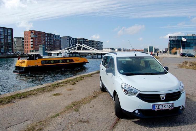 Familievenlig. Dacia Lodgy har plads til op til syv personer. En hel havnebus kan den dog ikke rumme. Foto: Allan Graubæk 