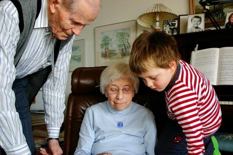 Samvær. En af de sidste gange, 4-årige Magnus kunne være sammen med sin mormor Bodil, taget få uger inden hendes død. Foto: Karen Abrahamsen 