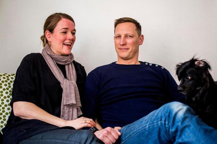 Scorested. Arbejdet er et godt sted at finde en kæreste, mener Peter Nabe-Nielsen og Rikke Pallisgaard Hallberg, der selv blev forelskede, da de arbejdede sammen. »På arbejde er man jo sit glade jeg. Man parkerer meget ved lågen, inden man møder«, siger Rikke Pallisgaard Hallberg. 