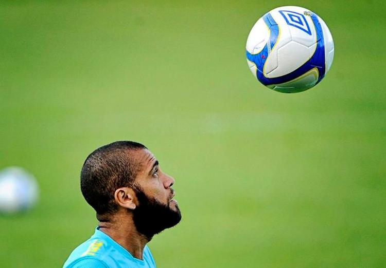 Boldstjerne. Brasilianske Dani Alves er i dag en af de hotteste stjerner i spansk fodbold. 