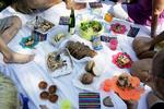 Forår. DMI lover endelig varmt vejr, så man kan spise middag udenfor. Men man behøver ikke pakke kurven selv for at få en lækker picnic. 