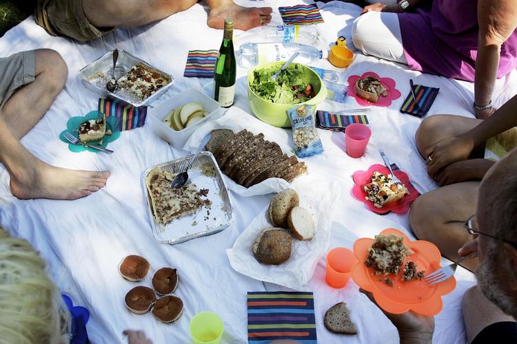 Forår. DMI lover endelig varmt vejr, så man kan spise middag udenfor. Men man behøver ikke pakke kurven selv for at få en lækker picnic. 