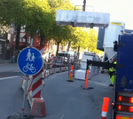 Trafik. En kran svinger en tung palle med gips henover cykelstien ved Øster Fraimags Skole i København. Cyklistforbundet er stærk kritisk overfor den slags farlige rutiner. 