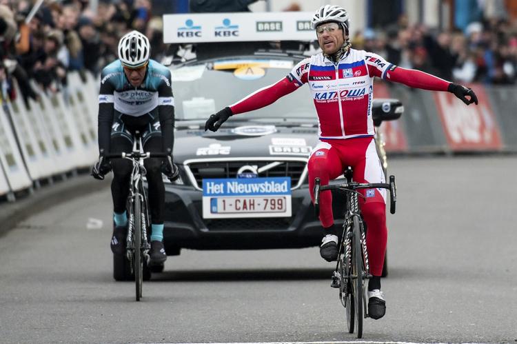 førertrøje. Luca Paolini (th) fra Kartusha-holdet har gjort det før. Her vinder han i februar 'Omloop Het Nieuwsblad' i Belgien. 