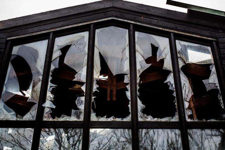 Genåbning. Ilden er slukket, indboet stort set reddet, men diskussionen om, hvad et nyt frihedsmuseum skal vise, er tilsyneladende først lige begyndt. 