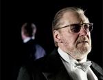 teater. Versatil er det ord, man gerne vil bruge om Waage Sandø - en mand, der er lige interesseret i at spille teater og styre teater. Og som er god til begge dele. 