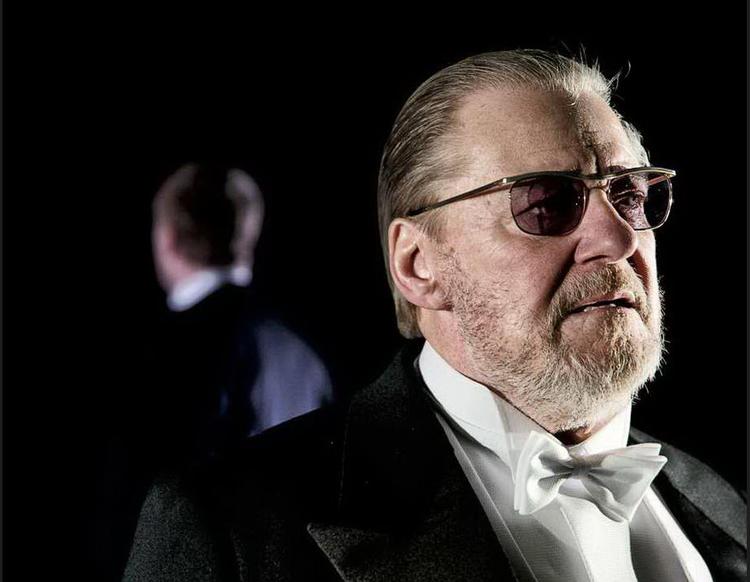 teater. Versatil er det ord, man gerne vil bruge om Waage Sandø - en mand, der er lige interesseret i at spille teater og styre teater. Og som er god til begge dele. 