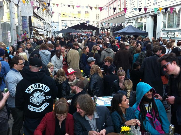 Gadefest. Trods manglende annoncering mødte op mod 10.000 frem til weekenden gadefest i Blågårdsgade. Havde arrangørerne bag meldt klarere ud om tid og sted for begivenheden, ville den ifølge én af tovholderne bag festen »være kammet helt over«. 