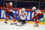 nedrykningskamp. Sloveniens kaptajn Tomaz Razingar (midt) i den tætte kamp mod Norge ved VM. 
