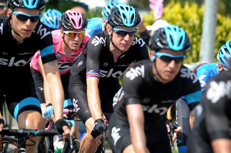 vaklende. Giro-favorit Bradley Wiggins (midt) og Sky-holdet viste sig skrøbelige under pres på gårsdagens etape. 