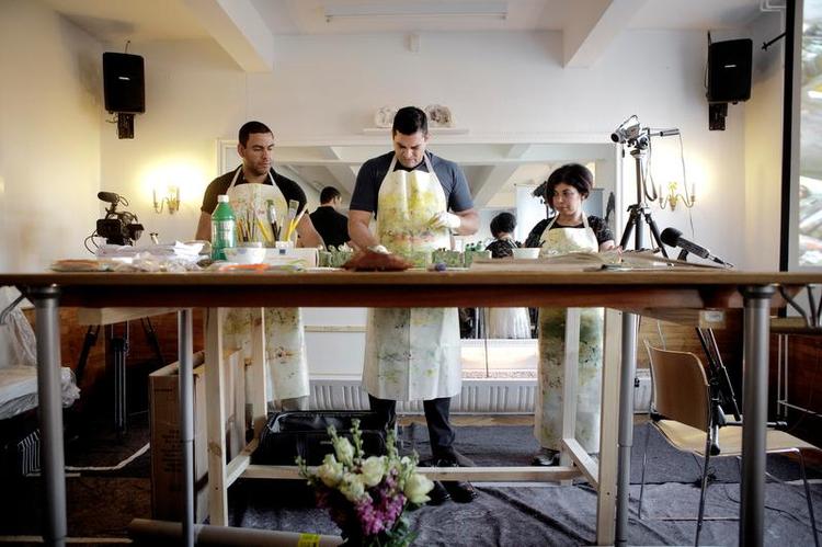 Besat. Mørket falder på, mens Florencio Anton (i midten) maler billeder af afdøde mestre. Selv siger han, at han aldrig har kunnet male, men ånderne gør det. 