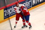 danskerhader. Norges Martin Røymark (th) i slagsmål med danske Jesper B. Jensen under den hårde fight mellem landene ved VM i Sverige. 
