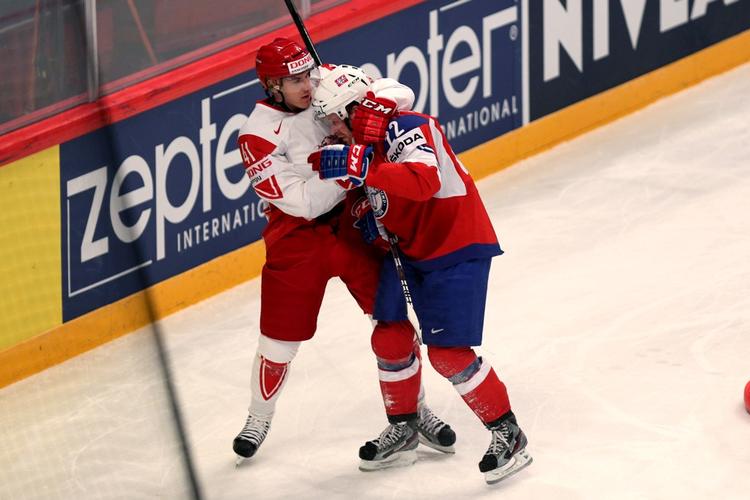 danskerhader. Norges Martin Røymark (th) i slagsmål med danske Jesper B. Jensen under den hårde fight mellem landene ved VM i Sverige. 