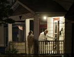 FANGENSKAB. Kriminalteknikere ved det hus i Cleveland i Ohio, hvor tre bortførte piger blev holdt som fanger. 