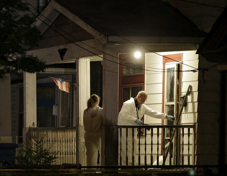 FANGENSKAB. Kriminalteknikere ved det hus i Cleveland i Ohio, hvor tre bortførte piger blev holdt som fanger. 