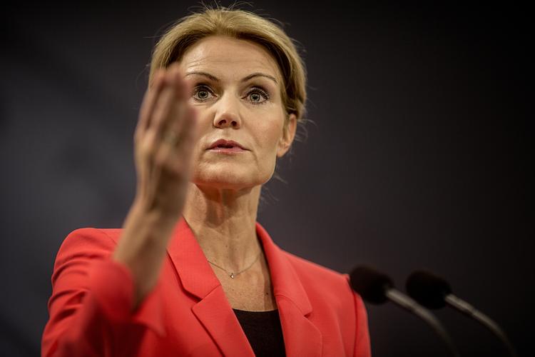 Grillet. Spørgsmål om dagpenge regnede ned over statsministeren på hendes ugentlige pressemøde. 