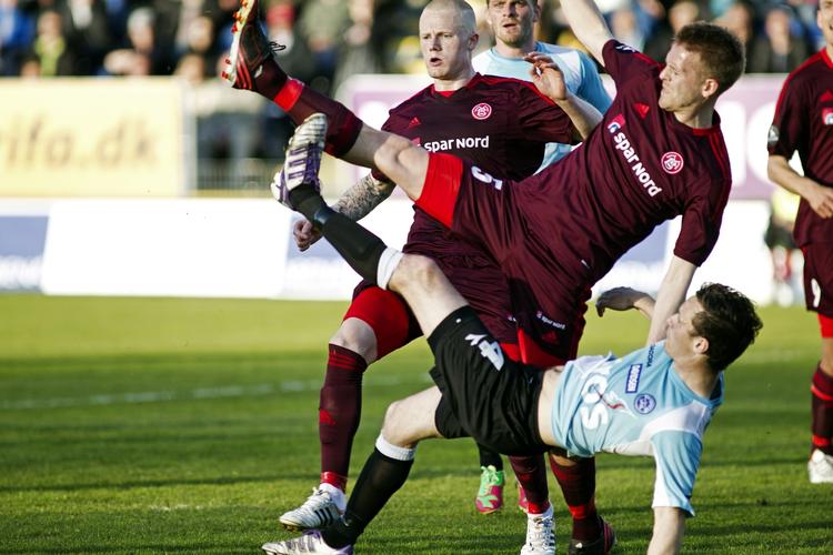karantænepoint. AaB's Kenneth Emil Petersen kæmper om bolden med SønderjyskEs Hallgrimur Jonasson (nederst i blåt) i kampen, hvor AaB'eren blev udvist. 