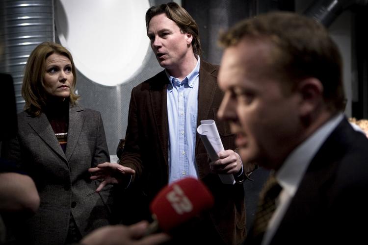 Bekymring. En oprørsproces i Socialdemokratiets bagland kan hurtigt gøre Helle Thorning-Schmidt til en meget lille parentes i dansk politik og bringe Lars Løkke Rasmussen tilbage i Statsministeriet, skriver Peter Mogensen. 