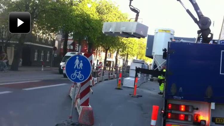 Passage. Her er stien til cyklister og fodgængere - og pallen, der løftes ind over. 