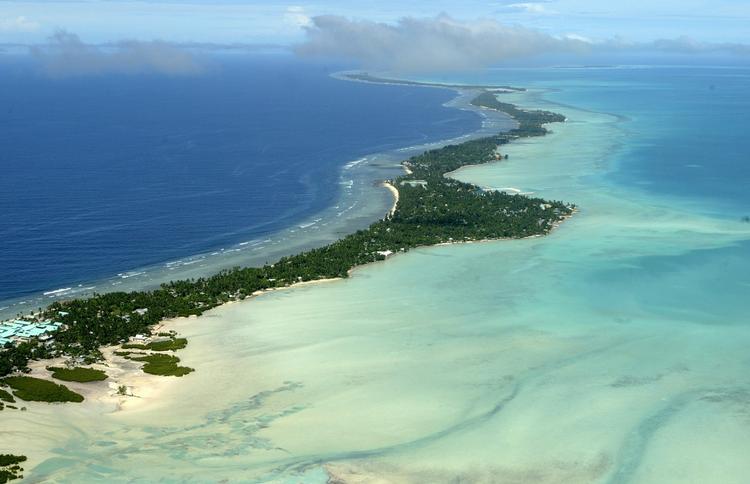 Motorstop. De to fiskere kom fra øriget Kiribati. De blev taget ud på åbent hav i en lille båd, da deres motor gik ud. 