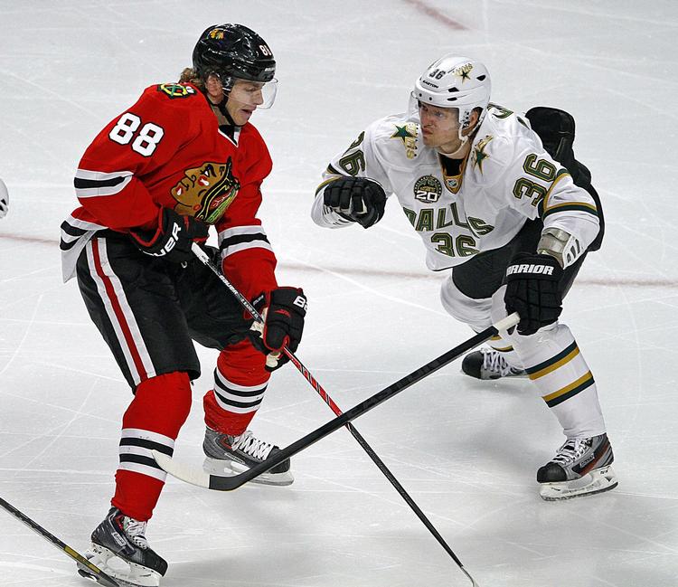 udtaget. Philip Larsen (th) under en kamp 15. april for Dallas Stars mod Chicago Blackhawks. 