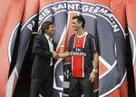 suspenderet. PSG's sportsdirektør Leonardo (tv) byder Javier Pastore velkommen til klubben, da spilleren blev købt i august 2011. 