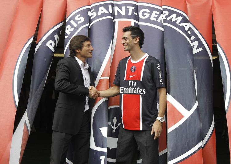 suspenderet. PSG's sportsdirektør Leonardo (tv) byder Javier Pastore velkommen til klubben, da spilleren blev købt i august 2011. 