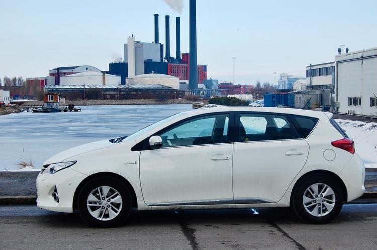 energi. Her er tre kraftværker samlet: H.C. Ørstedsværket og Toyota Auris Hybrid med både el- og benzinmotor. Foto: Allan Graubæk 