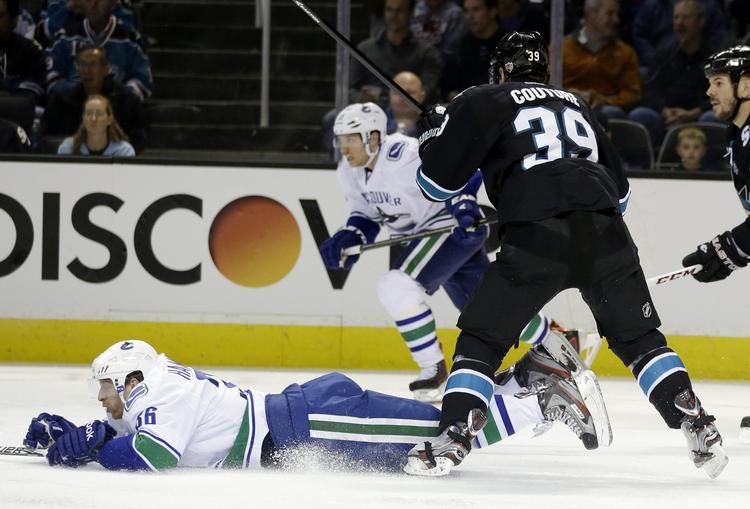 VM-klar. Jannik Hansen bliver sendt på en glidetur, da Vancouver Canucks røg ud af slutspillet i NHL. 