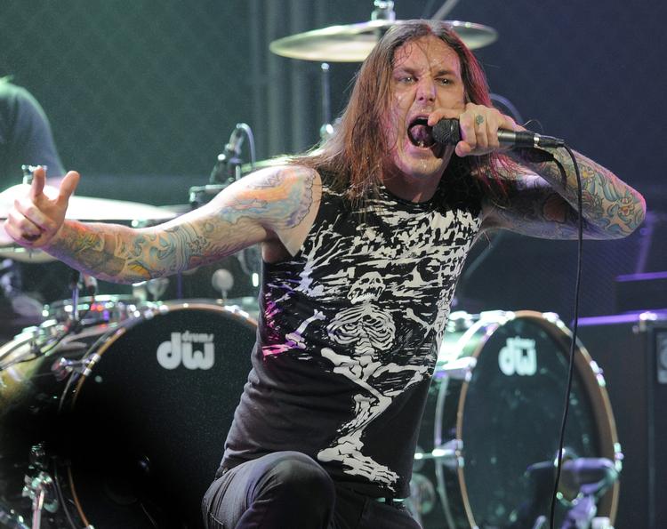 Anholdt. 32-årige Tim Lambesis mødtes for nylig med, hvad han troede var en lejemorder, der ville påtage sig opgaven med at dræbe hans kone. Men 'lejemorderen' var en betjent i civil. Billedet er fra en koncert i Los Angeles i 2010. 