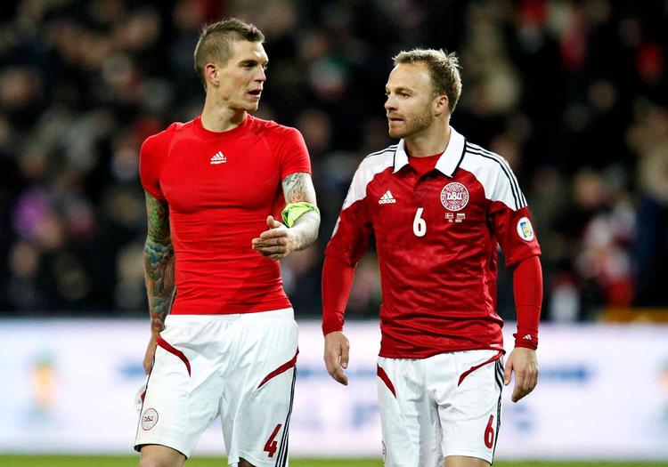 trofast. Daniel Agger (tv) har ikke tænkt sig at skifte Liverpool ud med en højtbetalende storklub. 