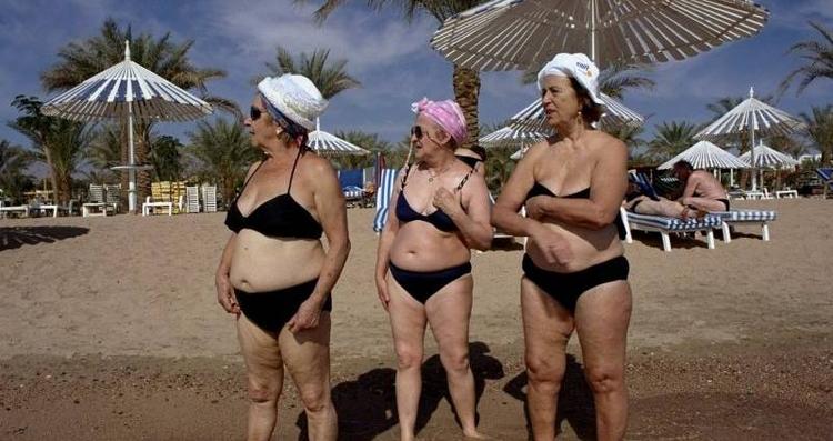 turistland. Den islamistiske fløj i Egypten har ikke længere mundkurv på, og flere røster har krævet et forbud mod netop alkohol og  badedragter til kvinder. 