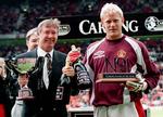 hæder. Peter Schmeichel (th) kåres til årets spiller, mens Alex Ferguson bliver hædret som årets manager i 1996. 