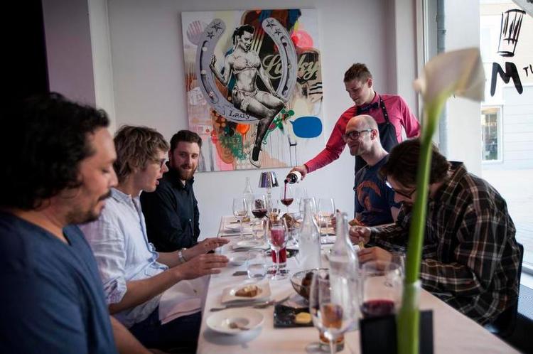 Clubstil. »Som at få limfjordsøsters serveret i en candyfloss«, skriver vores anmelder om indretningen på Mortens Kro. 