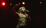 Drengerøv. 40 år senere kan Iggy Pop stadig ikke finde en T-shirt. 