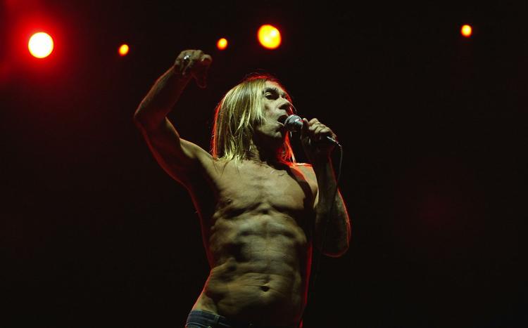 Drengerøv. 40 år senere kan Iggy Pop stadig ikke finde en T-shirt. 