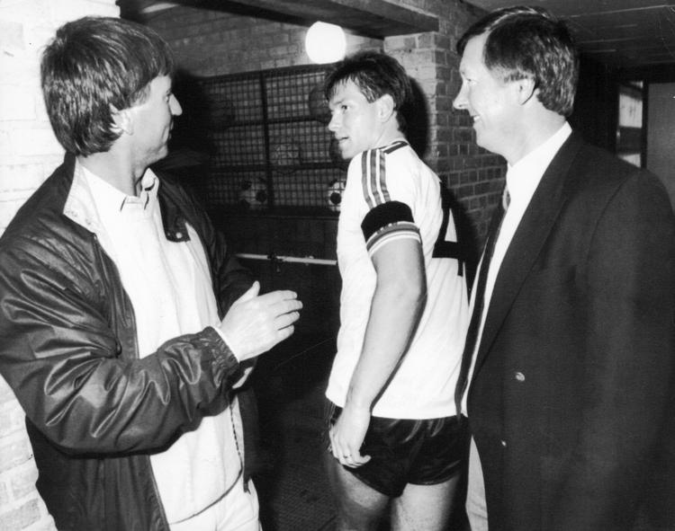 Exit. John Sivebæk (i midten) spillede en sæson og nåede 32 kampe for Manchester United under legendariske Alex Fergusons (t.h.) ledelse. Ekslandstræner Sepp Piontek (t.v.) havde større tiltro til backen fra Vejle. 
