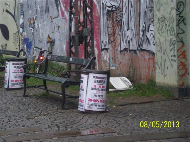 Skraldekonflikt. Expogroup, der er ansvarlig for Trademark Fashion Outlet Messe, havde ikke undersøgt, om det var lovligt at klistre reklameplakater op på Københavns skraldespande. De er nu politianmeldt og Københavns Kommune rejser et erstatsningskrav på 200 kroner per skraldespand. 