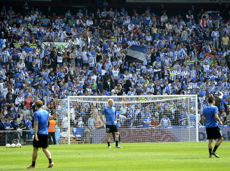Stemning. Med over 20.000 tilskuere er  der god stemning i Parken, hvor der ikke er scoret i første halvleg. 