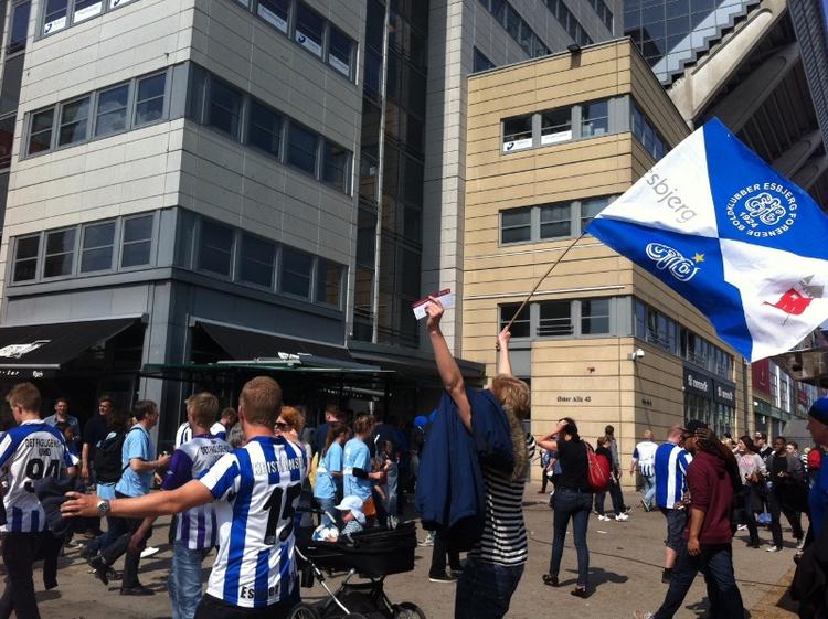Pokalfest. Masser af fans fra henholdsvis Randers FC og Esbjerg var taget til dagens pokalfinale i parken i København. 