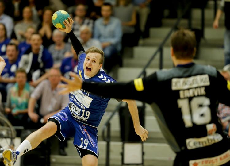 Afslutning. Morten Balling skyder og Ole Erevik i Aalborgmålet spænder musklerne. 
