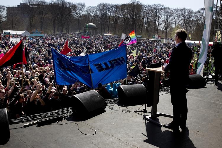 Kaos. Røgbomber og konstant buh'en under Frank Jensens tale efterlod ikke meget tvivl om den generelle holdning til regeringens formåen på arbejdernes internationale kampdag. 