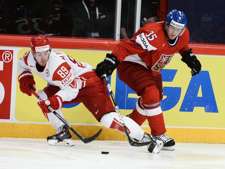 Fight. I 46 minutter holdt Danmark tjekkerne fra at score, og så fik Mikkel Bødker (tv.) trods en stor afbrænder sikret uafgjort mod Jan Hejda og Tjekkiet. 