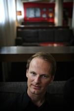 Trier. Den 39-årige nordmand har haft så stor succes med sine første to spillefilm, at det nu er blevet tid til et stort internationalt projekt. Blandt andet Det Danske Filminstitut og Nimbus Film har skudt penge i 'Louder than Bombs'. 