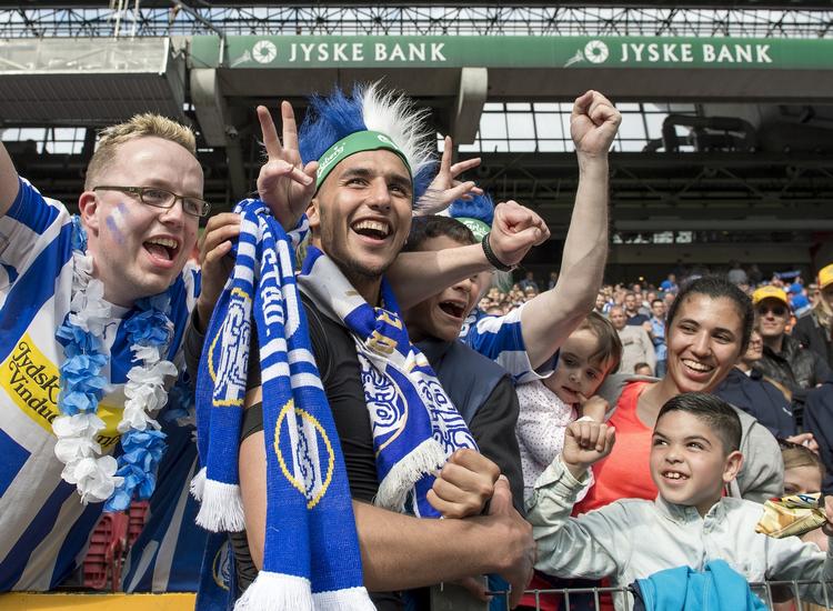 Matchvinderen. Efter at være blevet pokalvinder var Youssef Toutouh ude og juble sammen med bl.a. sin søster. 