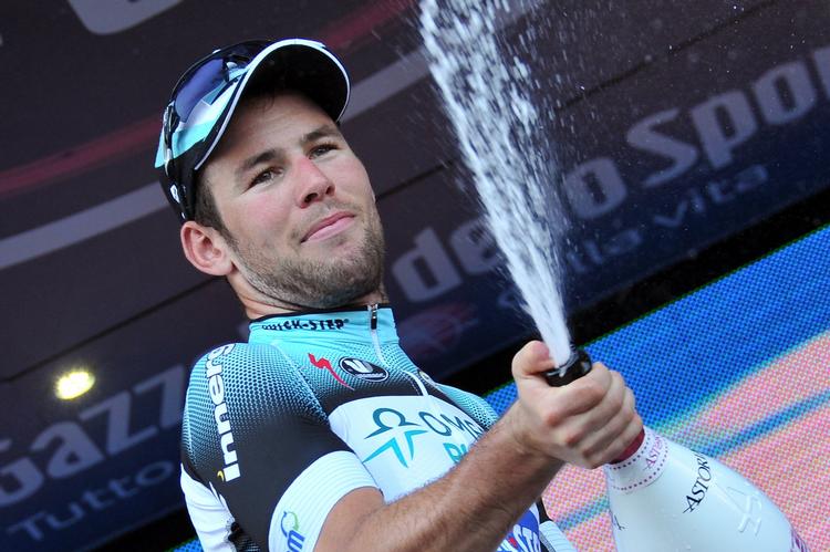 etapevinder. Som så ofte før fik Mark Cavendish lov til at sprøjte med champagne efter en etapesejr i Giro d'Italia. 