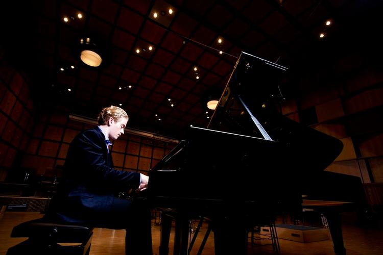 Forskel. Moog skaber interesse for sine indspilninger i kraft af de nyfundne noter. Yundi har sværere ved at brænde igennem med sine fortolkninger af gamle kendinge. 