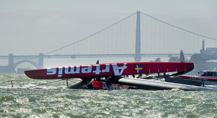 Kæntring. En OL-sejler er død under træning efter, at det svenske Americas Cup-holds båd 'Artemis'  kæntrede. 