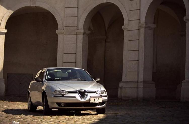 Skyggesiden. Alfa Romeo 156 blev hurtigt populær, da den kom på markedet i 1997. Nu kæmper den med mange defekter. Foto: Thomas Borberg 