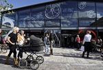 Torvehallerne. «Københavns Kommune er som regel fornuftigt pragmatisk i sin forvaltning af byens rum. Men lige her bør den nok spørge sig selv, hvad ideen var med at omdanne et offentligt rum til torvehaller?» skriver arkitekturredaktøren. 